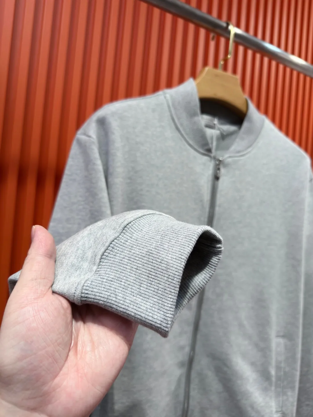 BRUNELLO CUCINELLI BC Brunello Cucinelli Slightly wide version S-XL 26ss BC Lion Ball Micro Badge New product top fashion counter model Super explosive super silky plain 🪡Embroidered jacket🧥 Exquisite heavy craftsmanship round neck short sleeves It can be said that the counter model is very mature in integrating trend elements. Exquisite craft counter fabrics, blended with top elements, Classic short sleeves with 3 labels, trendy men's fashion, unparalleled comfort in terms of upper body comfort, can be said to be a must-have for summer. The black and white colors are carefully crafted as the main body, and against the pure black background, it seems to reveal a mysterious atmosphere coming from the starry sky. The softest material and fabric used can perfectly soothe every inch of skin and provide an excellent touch experience. The organic combination of style and craftsmanship makes the matching experience more complicated. Whether it is worn as an inner layer or worn alone, it is a very ingenious piece ~ worth buying! ! Plant grass online~~Highly recommended! ! ! Color: Apricot Gray Size chart: S: Shoulder width 51-Bust 56-Length 69 M: Shoulder width 52.5-Bust 58-Length 71 L: Shoulder width 54-Bust 60-Length 73 XL: Shoulder width 55.5-Bust 62-Length 75